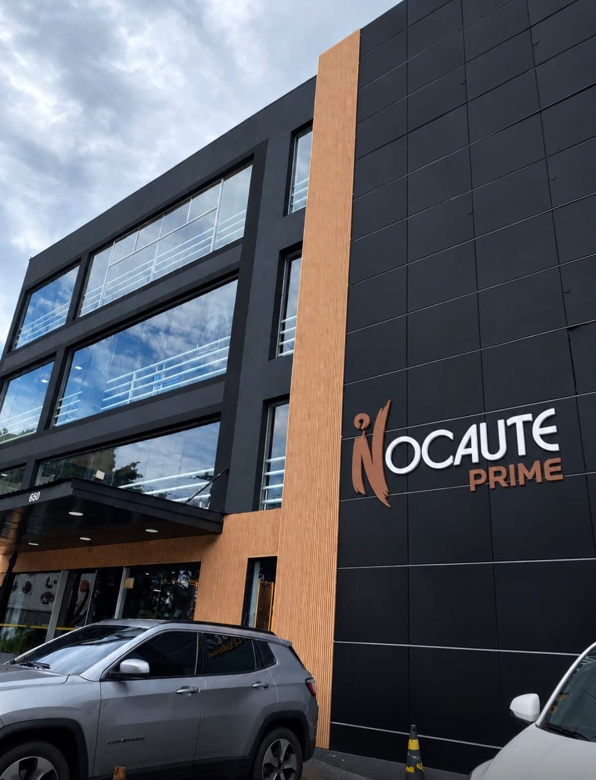 Fachada da Nocaute Prime, academia em Osasco, com estacionamento na entrada